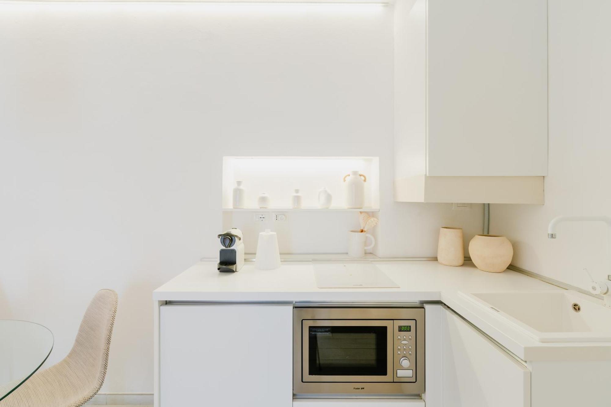 51 White Apartment *